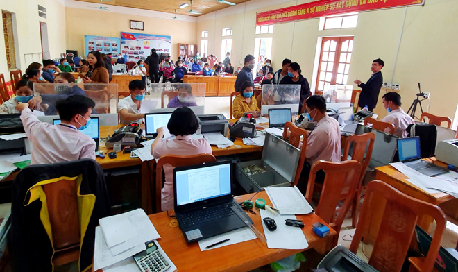 Cán bộ tín dụng Phòng giao dịch Ngân hàng CSXH huyện Văn Yên giao dịch với khách hàng ở xã An Thịnh